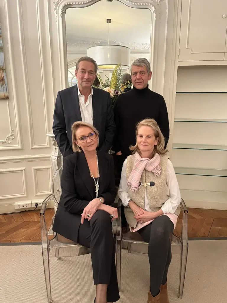 L'équipe du docteur Eric Arnaud dans son cabinet à Paris